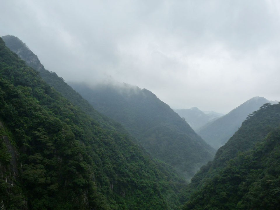 Christopher, Tania, and Isabelle Luna, “Mountains and Rain” (the hills of Fuzhou), September 2009